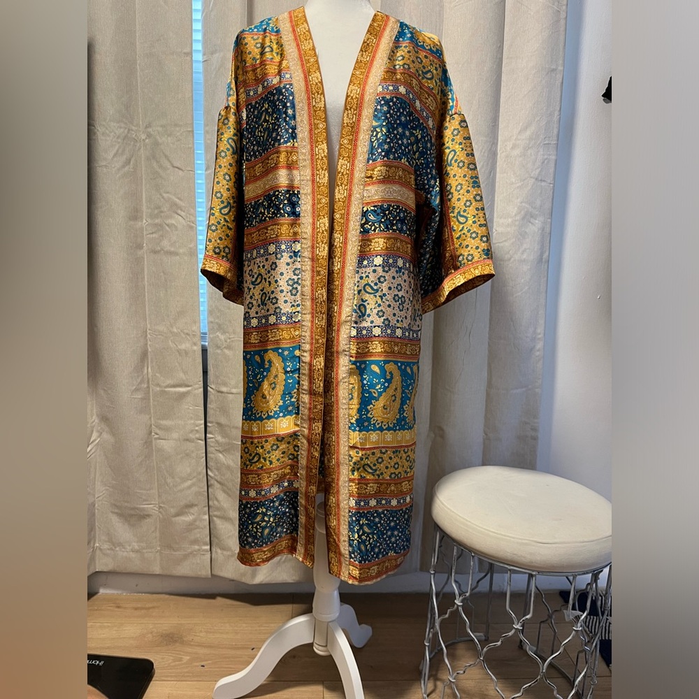 DR2 Floral and Paisley Patterned Satin Effect Kimono
